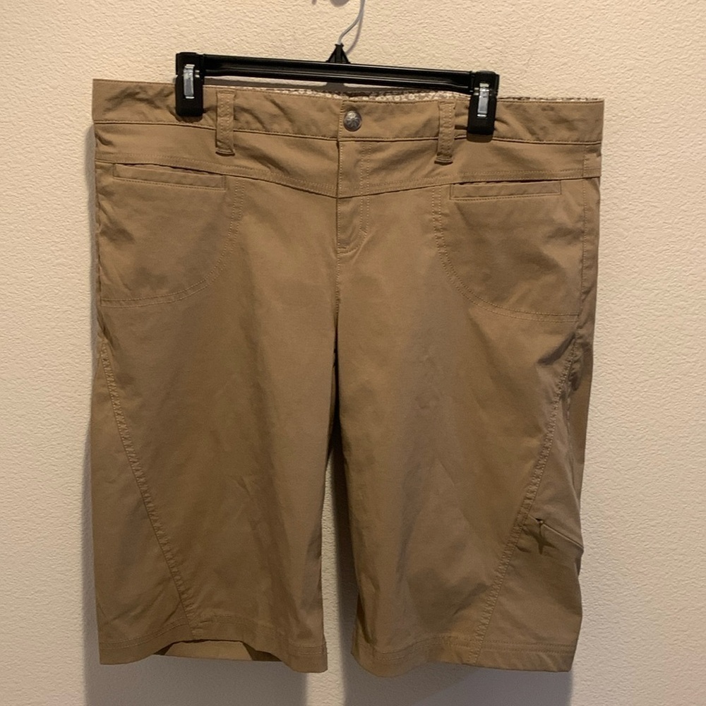Athleta Womens Dipper Bermuda Tan Short. 5 pockets. Zip fly + draw string waist.